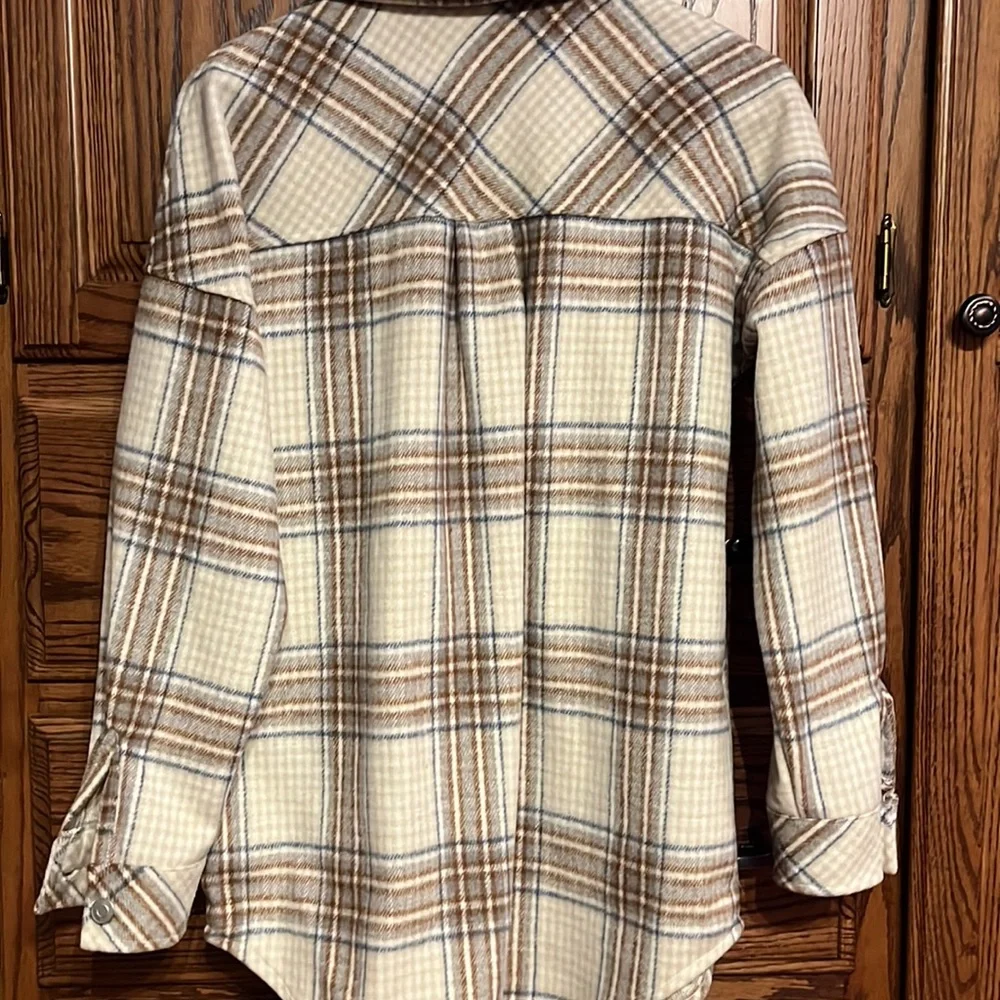 Size xs shacket. Fits big. Cream, brown, and blue plaid pattern - Picture 2 of 2